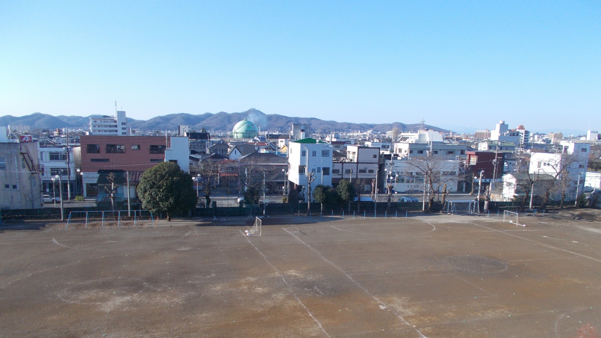 屋上より校庭.JPG