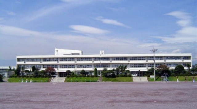 新里中央小学校校舎　細長０１.jpg