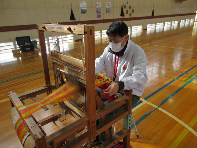 織機をつかい織る様子