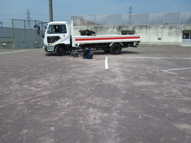 トラックに当たり転倒