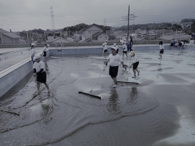小プールの清掃