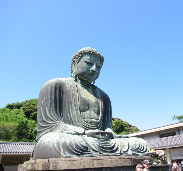 青空を背景にした高徳院「大仏」