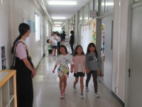 校内を歩き宝を探します