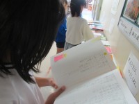 展示されたノートを見る様子