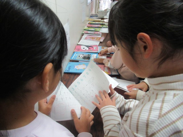 展示されたノートを見る様子