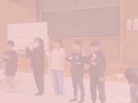 習った手話で挨拶を披露します