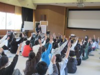 質問に応える児童