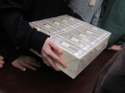 持ってみる児童