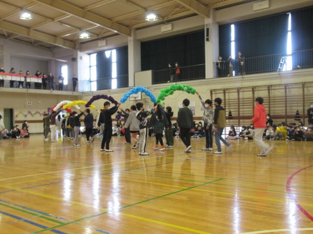 胸を張って退場