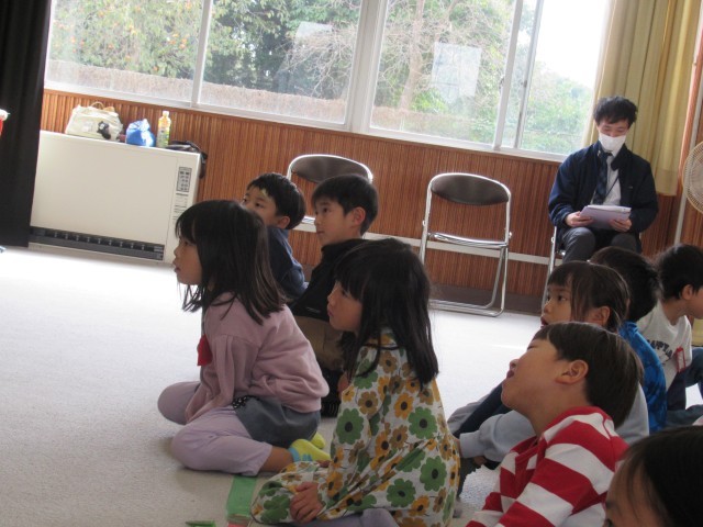 身を乗り出して聞く１年生