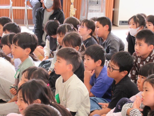 知っている地名があり、興味深く聞く２年生